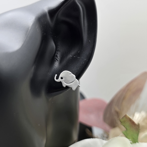 ❤️ FASTANTIC ELEPHANT STUD EARRINGS - Picture 2 of 3